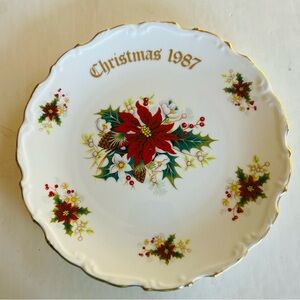 Vtg 1987 Christmas Plate Royal Albert Poinsettia Fine Bone China Scalloped Rim